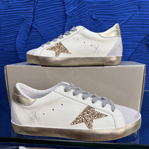 Zapatos Blancos con Estrellas Doradas de Lentejuelas y Detalles Plateados, Zapatos de Piel Vacuna de Alta Calidad con Aumento de Altura Invisible - Product Image 1
