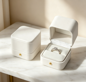 Boîte à bague haut de gamme faite à la main, enveloppée de tissu en similicuir beige, base rigide, fermeture magnétique dorée, ouverture à clapet, impression quadricolore - Product Image 5