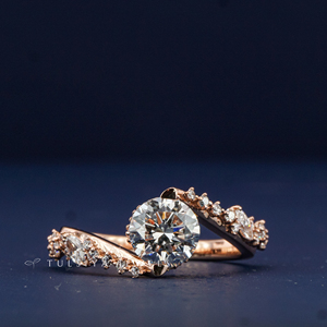 Bague en or rose 14 carats avec diamant, bague tendance de luxe pour femmes avec pierre précieuse jaune au centre et détails latéraux en diamant étincelant - Product Image 1