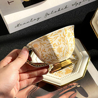 Cangkir Kopi dan Piring Saji Berbentuk Oktagonal Emas dengan Motif Bunga Datura Vintage, Cangkir Keramik Emas Buatan Tangan dengan Nilai Warna Tinggi dan Desain Elegan.