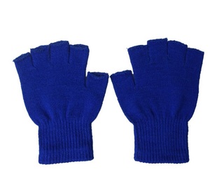 ถุงมือไหมพรมสีดำปักโลโก้แบบพกพาทันสมัย ครึ่งนิ้ว สำหรับกิจกรรมส่งเสริมการขาย - Product Image 4