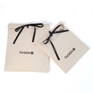 Pochette d'emballage de luxe en sergé de coton écologique et durable, brodée, pour parfum, cosmétiques, cadeaux, avec ruban et sérigraphie personnalisée - Product Image 6