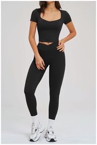 Ensemble de tenue de tennis pour femme : Haut de fitness à manches courtes, Legging de tennis à taille haute et soutien élevé, Col carré, Pantalon de gym et de course - Product Image 5