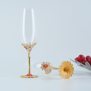 Copas de champán de cristal con diseño de flores, color oro rosa, románticas - Product Image 4