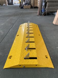 مانع سرعة الطريق الأسود المعدني المعتمد من الاتحاد الأوروبي CE، مسامير مخصصة للطريق أحادية الاتجاه ومكونة من إطار أحمر قاتل، مسامير مخصصة للطريق - Product Image 3