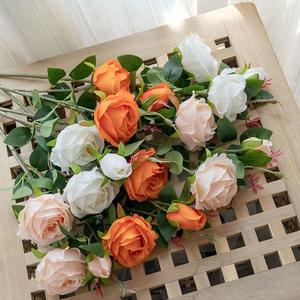 Rose artificielle de haute qualité à 3 têtes, rouge et blanche, en soie, pour mariage, vente en gros, roses de mariée en soie à 3 têtes sur une seule branche - Product Image 3
