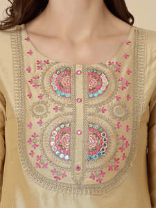 Últimos diseños de conjuntos de kurta, pantalón y dupatta para mujer, color beige, bordados, con estampado digital en chanderi, hechos a mano, personalizados al por mayor. - Product Image 2