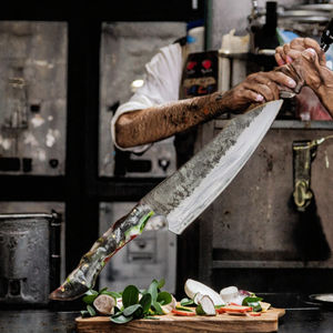 Cuchillo de Cocina Personalizado Hecho a Mano con Hoja de Acero al Carbono de 8 Pulgadas, Extra Afilado, Ambidiestro, con Mango de Resina - Product Image 3