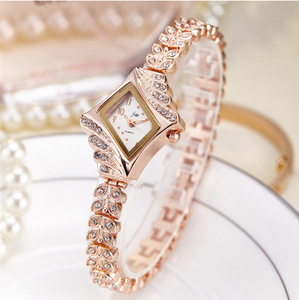 Montre pour femmes de luxe de niche, en forme de diamant, ciel étoilé, bracelet en alliage, tendance - Product Image 1