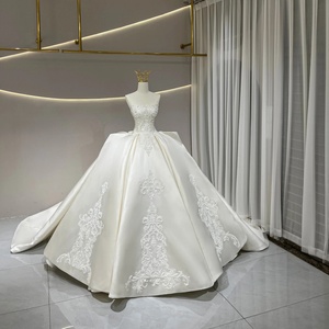 JFH28 Elegante Vestido de Novia de Satén Color Marfil con Cuello Barco, Bordado de Encaje, Cola de Capilla, Apliques, Estilo Princesa, Moderno, Floral y Cristal - Product Image 3