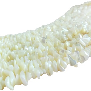 Perle di ambra baltica sciolte di ambra bianca a forma libera con fori pietre preziose irregolari per la creazione di gioielli e la tessitura di perline - Product Image 2