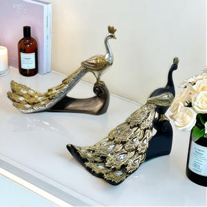 Ornement de paon de luxe léger et créatif, décoration d'intérieur, salon, meuble TV, vin, artisanat en résine époxy simple, art populaire - Product Image 2