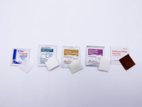 Lingettes nettoyantes multi-usages emballées individuellement, antiseptiques pour lentilles, tampons anti-moustiques à l'alcool pour les voyages, les premiers secours et l'utilisation en extérieur CA-170