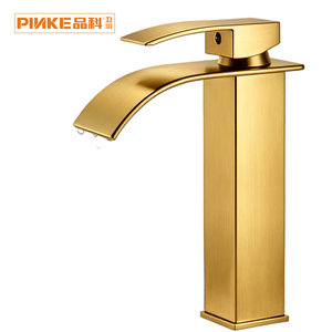 Robinet <span class=keywords><strong>de</strong></span> lavabo <span class=keywords><strong>de</strong></span> salle <span class=keywords><strong>de</strong></span> bain <span class=keywords><strong>de</strong></span> luxe européen à poignée unique, finition or brossé, à poser sur le comptoir, avec cascade en céramique, pour lavabos sur pied et utilisation en chambre - Product Image 1