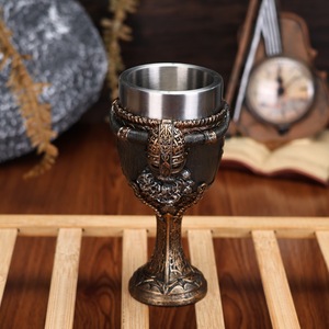 Artesanía de resina, copa de Copa con temática vikinga, casco vikingo de pirata nórdico Medieval Retro, barra de acero inoxidable de resina 3D, copa de vino tinto - Product Image 3
