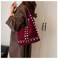 Sac à bandoulière hobo spacieux et souple en daim pour femme, idéal pour le quotidien, les voyages en extérieur, sac à main décontracté de haute qualité avec clous, sac sous le bras pour femme