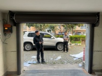 Puerta de Garaje Enrollable de Aluminio con Aislamiento Térmico Automático, Diseño Contemporáneo Minimalista con Lamas Planas, Motor Silencioso, Puerta para Villa