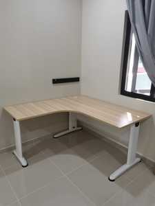 Escritorio de oficina en forma de L con patas de metal, mesa duradera y espaciosa para entornos corporativos y profesionales - Product Image 4