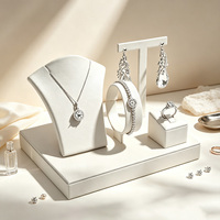 Présentoirs à bijoux en PU : Buste pour colliers, support pour boucles d'oreilles, porte-bracelets et bagues, présentoir de vitrine pour bijouterie