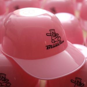 Tazón de plástico personalizado al por mayor de 20 oz con forma de casco de béisbol para helado y snacks - Product Image 6