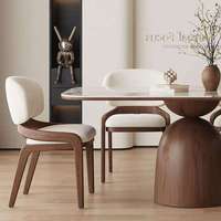 Chaise de salle à manger en bois gris nordique moderne avec revêtement en cuir, design écologique et durable pour la salle à manger à domicile