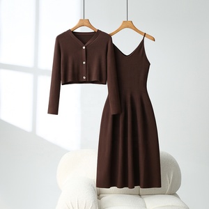 Nuovo Completo Primavera 2025 con Abito a Canotta in Maglia con Scollo a V e Cardigan con Bottoni da <span class=keywords><strong>Donna</strong></span> di Alta Moda - Product Image 5