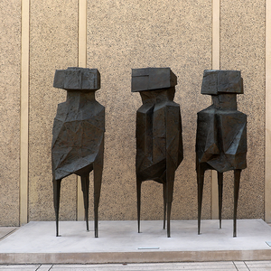 Escultura Abstracta de Bronce, Estatua Masculina Cubista Facetada de Tres Patas, Arte de Jardín para Exteriores, para Hotel, Villa, Plaza, Personalizable - Product Image 1