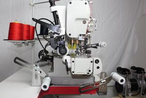 Máquina de coser industrial VMA con corte automático y interlock para elásticos, con cuchilla lateral derecha y cama cilíndrica - Product Image 4