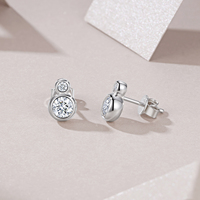 Boucles d'oreilles clous en argent sterling 925 avec double pierre en moissanite pour femme, serties de moissanite et de diamants à facettes dégradées