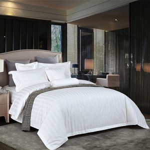 Set di Lenzuola per Hotel 300TC, Bianche con Righe da 3cm, 100% Cotone per Hotel di Lusso - Product Image 2