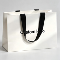 Sacs en papier noir mat de luxe personnalisés en gros, papier épais 250g avec logo en feuille d'aluminium, poignées en ruban, échantillonnage rapide, sacs d'emballage de marque