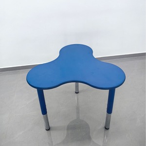 Escritorio Escolar de Plástico Azul 400x600x750mm, Diseño Contemporáneo y Resistente para Preescolar y Primaria - Product Image 1