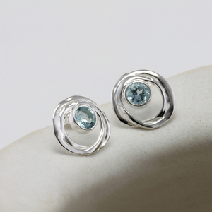 Pendientes de Topacio Azul, hechos a mano Riviera Blue Topaz 925 Sterling Silver Stud Earring, Pendientes elegantes, Pendientes de Topacio Azul hechos - Product Image 1