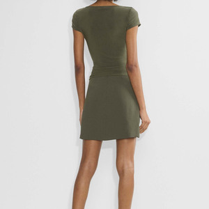 Ensemble 2 pièces pour femme : Haut court à col bénitier et manches courtes, et mini-jupe trapèze, vert uni, froncé, moulant, élégant et décontracté - Product Image 4