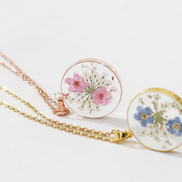 Bijoux de collier en acier inoxydable doré haut de gamme à la mode avec chaîne à maillons vraie fleur et pendentif en résine transparente de fleur séchée
