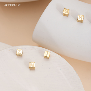 Cubo de Letras con Cuentas |   Cuentas espaciadoras de acero inoxidable de 5 mm con letras del alfabeto en oro PVD de 18 quilates para la fabricación de joyas DIY, pulseras y collares - Product Image 2