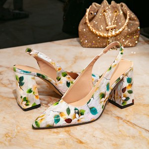 Sandalias de tacón alto con punta y diseño floral para mujer QF1, elegantes tacones cerrados con talón hueco - Product Image 5