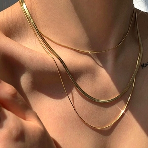 Collana a doppio strato placcata oro con motivo a spina di pesce, girocollo a catena a serpente impilabile da donna - Product Image 2