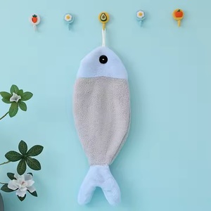Toalla de mano colgante de pez pequeño de dibujos animados lindo del Proveedor Profesional absorbente de secado rápido desechable para uso doméstico hecho de lana Coral - Product Image 3