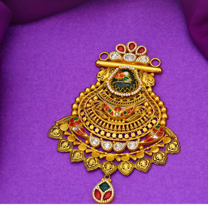 Grand pendentif traditionnel en or avec détails en filigrane superposés, accents de perles et pierres rouges et vertes pour un look de mariée spectaculaire - Product Image 3