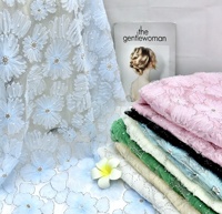 Tissu en maille brodé de fleurs 3D avec motifs floraux organiques, perles et paillettes, idéal pour la confection de vêtements et robes - Vente en gros depuis la Chine