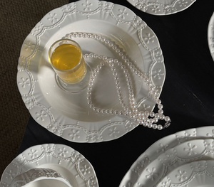 Service de vaisselle en porcelaine blanche de style moderne français, durable et réutilisable, assiettes à dessert à motifs en relief, cadeau personnalisable - Product Image 4