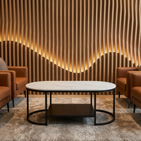 Table basse ovale moderne en marbre blanc avec rangement à double niveau et structure en métal noir pour salon d'entreprise