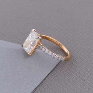 Bague en or jaune avec diamant de laboratoire taille émeraude et taille rond, bijoux fins pour femme, en vente, export - Product Image 3