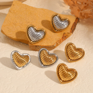 Boucles d'oreilles clous en acier inoxydable en forme de cœur, bicolores or et argent, élégantes et tendance, bijoux cadeau pour femme - Product Image 1