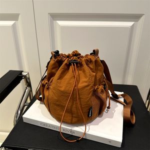 Nuevo Casual y Simple 2025 de moda de nailon estilo de viaje versión coreana bandolera cubo bolso de un solo hombro <span class=keywords><strong>para</strong></span> mujeres con sorteos - Product Image 1