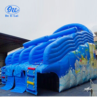 Quatre toboggans aquatiques gonflables, équipement de parc aquatique gonflable en forme de château, fabricant de grandes piscines gonflables mobiles avec toboggan aquatique