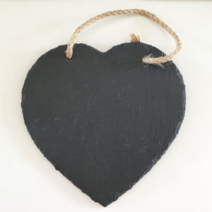 Tablero de menú y aviso de pizarra colgante de corazón grande grabado personalizado - Product Image 1