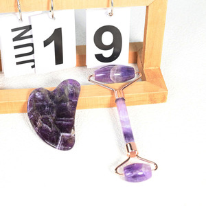 Ensemble Gua Sha 2025 : <span class=keywords><strong>Rouleau</strong></span> <span class=keywords><strong>de</strong></span> <span class=keywords><strong>jade</strong></span> pour le visage en améthyste avec cadre doré et Gua Sha en forme <span class=keywords><strong>de</strong></span> cœur en améthyste, <span class=keywords><strong>rouleau</strong></span> vibrant pour le visage pour les <span class=keywords><strong>bienfaits</strong></span> <span class=keywords><strong>de</strong></span> la peau - Product Image 6