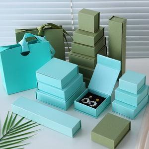 Boîte d'emballage en papier écologique personnalisée avec logo estampé à chaud, magnétique, pour bijoux (boucles d'oreilles, bagues, colliers, bracelets) avec sac à main - Product Image 1